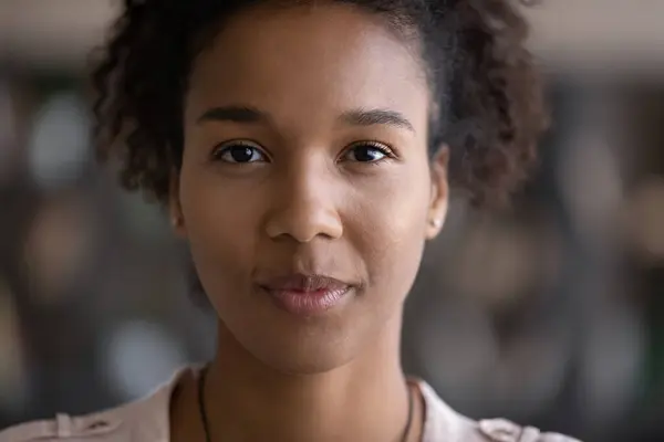 Porträt einer jungen Afroamerikanerin posiert — Stockfoto