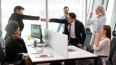 Mutlu erkek meslektaşlar ofiste başarıyı kutluyor