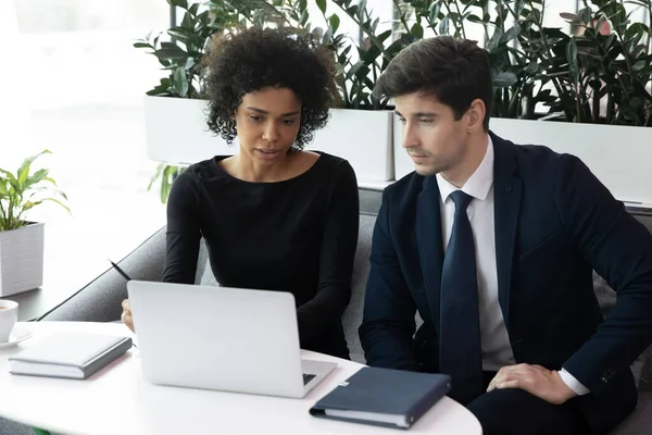 Diverse Geschäftsleute arbeiten im Büro zusammen — Stockfoto