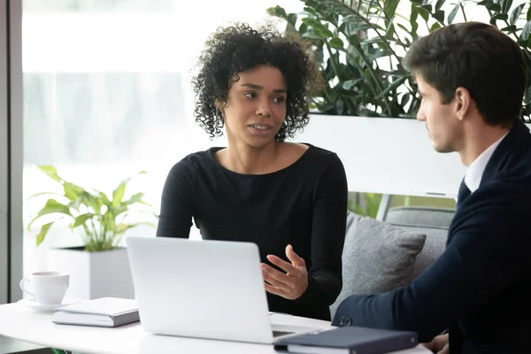 Des collègues multiraciaux discutent d'idées d'affaires au bureau — Photo