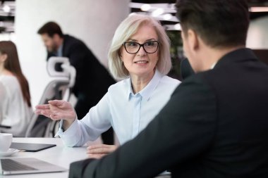 Ofisteki bilgisayarlarda çeşitli meslektaşlar beyin fırtınası yapıyor