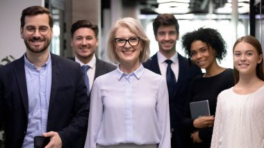 Ofiste poz veren çeşitli iş adamlarının portresi