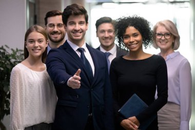 Gülümseyen çalışanlar yeni işçilerle tanışıyor.