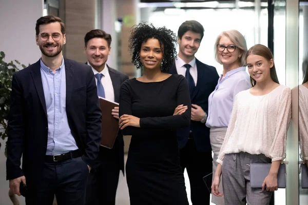 Portrait d'employés multiraciaux posant ensemble dans le bureau — Photo