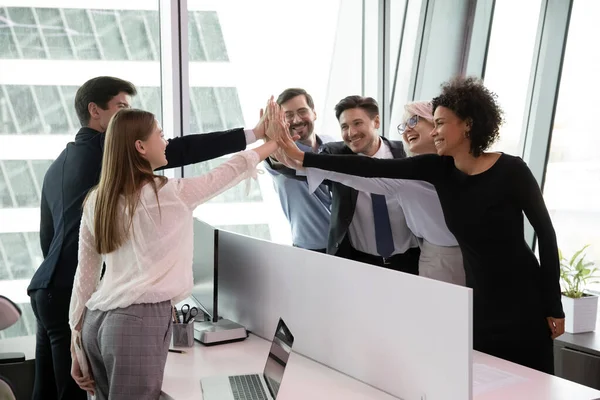 Los empleados multiétnicos felices celebran el éxito laboral en la oficina — Foto de Stock