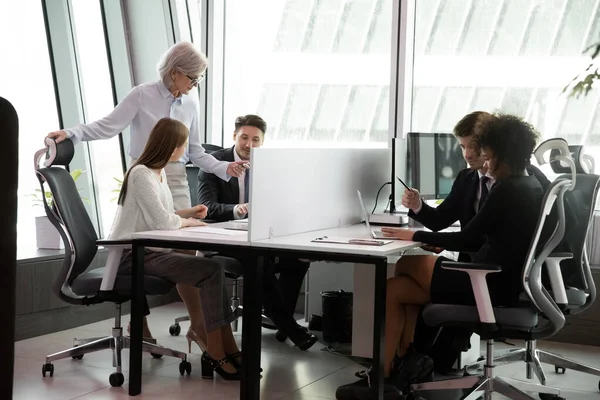 Los empleados multiétnicos trabajan en el espacio de trabajo de la oficina de coworking — Foto de Stock