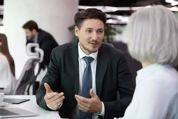 Diverse collega 's praten tijdens de vergadering in functie — Stockfoto