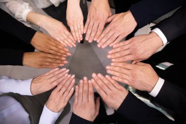 Takım oluşturma faaliyetlerine katılan çeşitli çalışanları kapat