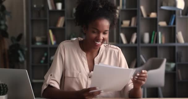 Junge Afrikanerin liest Zeitungsbrief mit guten Nachrichten. — Stockvideo