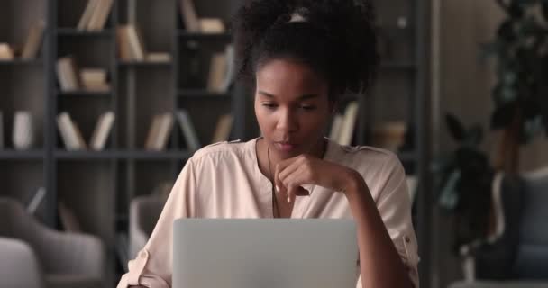 Фокусована молода африканська етнічна бізнес-леді, що працює на комп'ютері . — стокове відео