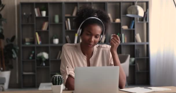 Blandad ras afrikansk kvinna i hörlurar njuter avlägsen virtuell händelse. — Stockvideo