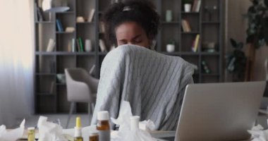 Bilgisayarda çalışan sağlıksız genç Afrikalı kadın.