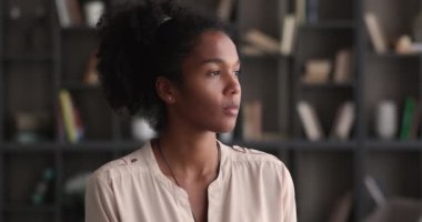 Gülümseyen güzel milenyum melez Afrikalı kadın uzaktan bakıyor..