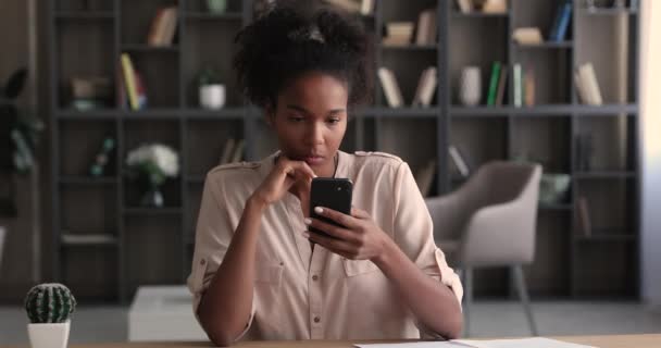 Zaměřeno mladé smíšené rasy africké ženy pomocí smartphonu. — Stock video