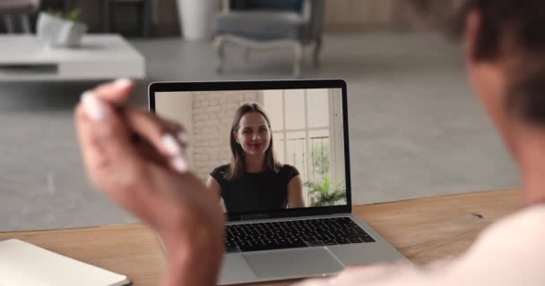 Jonge Afrikaanse biracial vrouw houden video call ontmoeting met collega. — Stockvideo