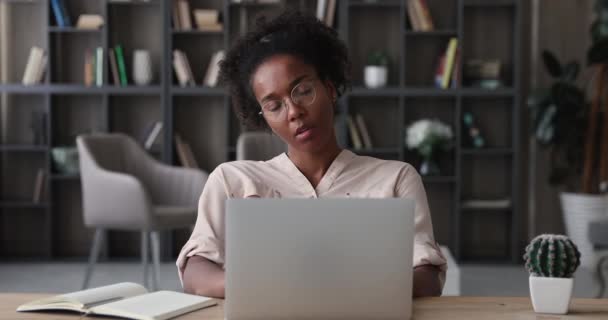 Nešťastný stres mladý afroameričan žena svlékání brýle. — Stock video
