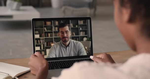 Jovem africana segurando vídeo chamada reunião com colega. — Vídeo de Stock