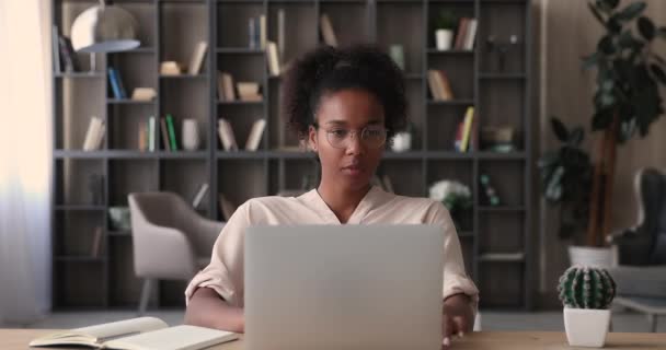 Gözlüklü güzel Afrikalı iş kadını bilgisayarda çalışıyor.. — Stok video