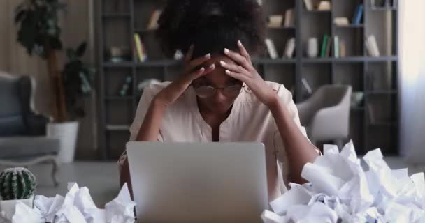 Разочарованная, несчастная, тысячелетняя смешанная раса африканских женщин, переполненная бумажной работой. — стоковое видео