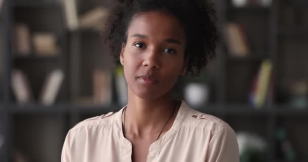 Portrait de tête de jeune femme africaine séduisante heureuse. — Video