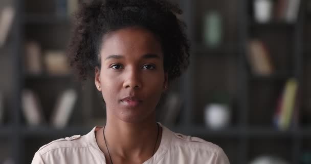 Joven afroamericana hermosa mujer protestando contra la discriminación racial. — Vídeos de Stock