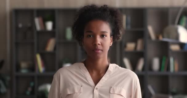 Mujer afroamericana señalando con el dedo mirando la cámara. — Vídeos de Stock