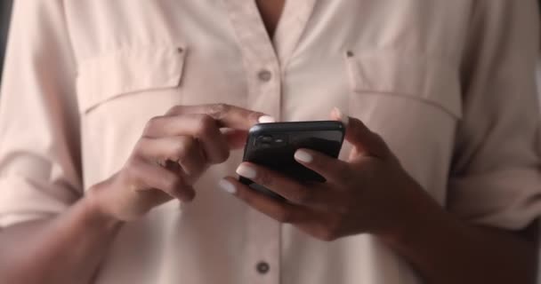 Close-up jong gemengd ras afrikaanse vrouw met behulp van smartphone. — Stockvideo