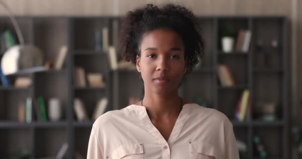 युवा biracial अफ्रीकी महिला हैलो इशारा कर रही . — स्टॉक वीडियो