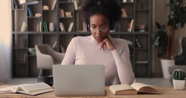 Focused happy millennial african ethnicity female student studying distantly. — Stock Video