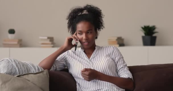 Heureuse jeune femme afro-américaine tenant une conversation par téléphone portable. — Video