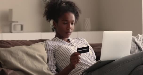 Χαμογελώντας νεαρή Αφροαμερικανή γυναίκα ψωνίζει στο internet store. — Αρχείο Βίντεο
