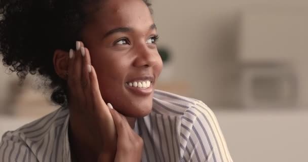 Atraktivní tisíciletá africká Američanka se cítí uvolněně. — Stock video