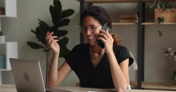 Gelukkig jong zakenvrouw in bril praten op mobiele telefoon. — Stockvideo