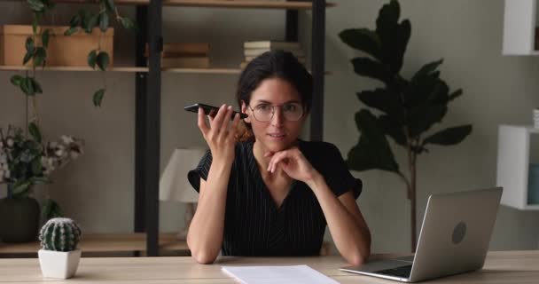Fokussierte Millennial-Frau nutzt Anrufbeantworter auf Handy. — Stockvideo