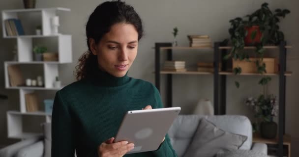 Feliz joven atractiva mujer usando tableta de computadora digital. — Vídeos de Stock