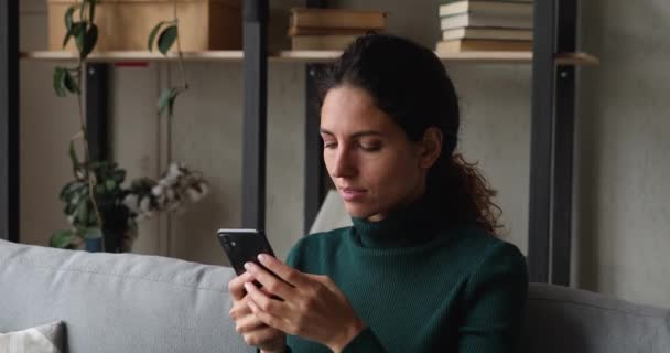Euforica giovane donna felice guardando lo schermo dello smartphone. — Video Stock
