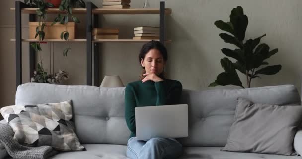 Focalisé jeune femme pigiste travaillant sur ordinateur à la maison. — Video