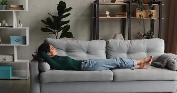 Felice donna millenaria dormire sul comodo divano. — Video Stock
