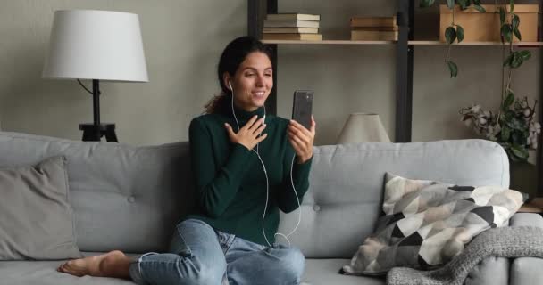 Щаслива молода красива жінка тримає мобільний відеодзвінок . — стокове відео