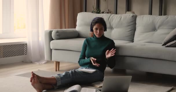 Relaxé jeune femme agréable tenant conversation par appel vidéo avec l'enseignant. — Video