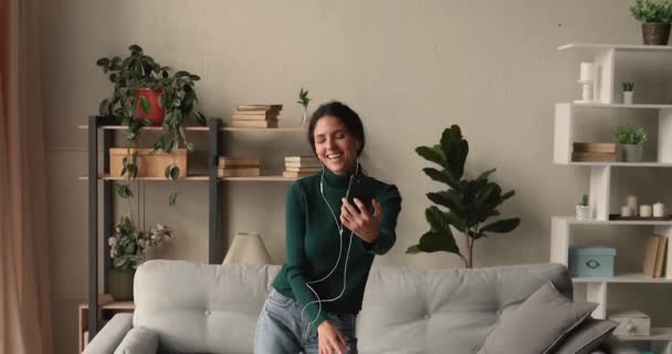 Счастливая молодая женщина-блогер записывает забавное танцевальное видео. — стоковое видео