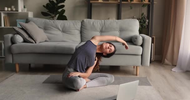 Szczęśliwa kobieta w aktywnym ubraniu korzystających online szkolenia jogi w domu. — Wideo stockowe