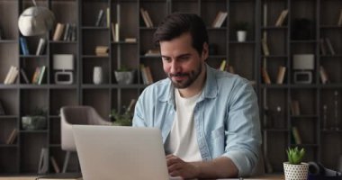 Heyecanlı genç mutlu samimi adam online başarıyı kutluyor..