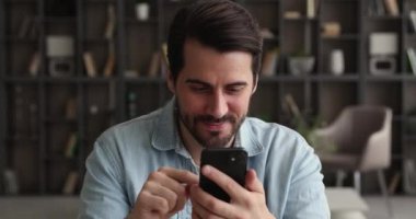 İçerde akıllı telefon kullanan teknolojiye bağımlı bir genç..