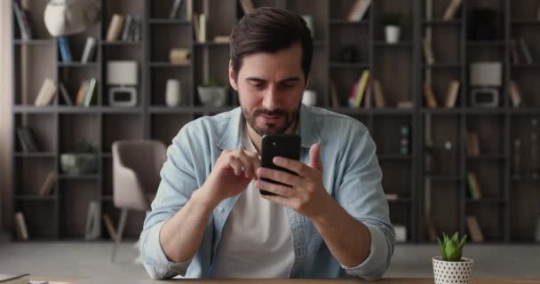 Красивий молодий 30-х чоловік використовує мобільні програми . — стокове відео