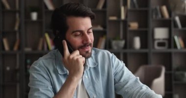 Cep telefonu konuşmalarında iyi haberler duyan duygusal genç adam..