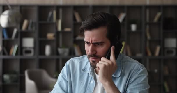 Stressé jeune homme entendant des nouvelles horribles à la conversation d'appel de téléphone mobile. — Video
