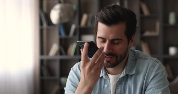 Sonriente joven grabando mensaje de audio en el teléfono móvil. — Vídeos de Stock