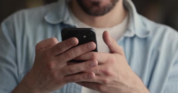 Primer plano joven adicto al hombre de la tecnología utilizando el teléfono inteligente. — Vídeo de stock