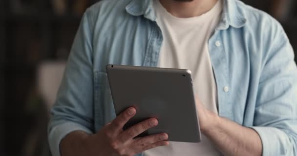 Gros plan jeune homme en utilisant une tablette numérique. — Video